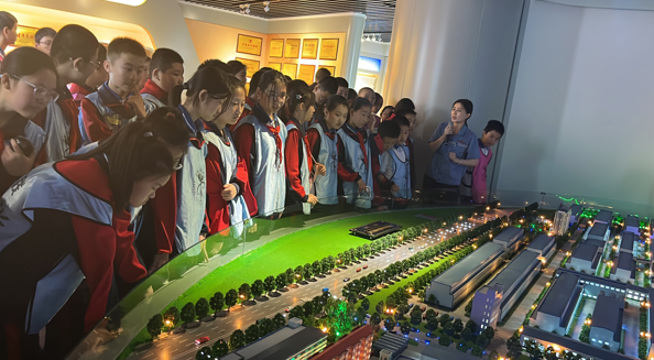 2023年10月17日區(qū)中小學師生到齊峰造紙博物館研學